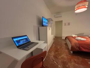 TV a/nebo společenská místnost v ubytování Flo Guest House