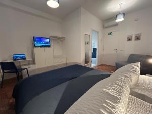 TV a/nebo společenská místnost v ubytování Flo Guest House