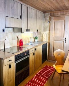 Кухня или мини-кухня в Chalet Arosa - Zur Alleinnutzung für 6 Personen, urig und sonnig
