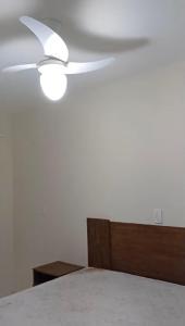 une chambre avec un ventilateur de plafond et un lit dans l'établissement Casa Fundos na Enseada - 2 Quartos, à São Francisco do Sul