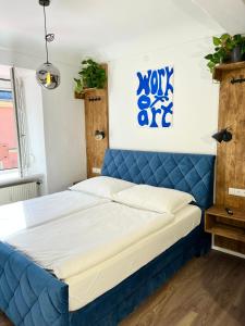 Una cama con cabecera azul en una habitación. en Lidmansky 3 - Tinyhomes Klagenfurt, en Klagenfurt