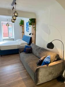 una sala de estar con un sofá y una cama en Lidmansky 3 - Tinyhomes Klagenfurt, en Klagenfurt