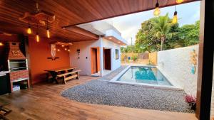 马塞约Casa de Praia com Piscina em Maceió - Ipioca - Sauaçuhy的院子里有游泳池的房子