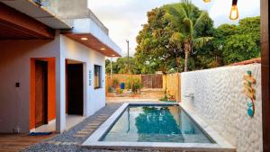 马塞约Casa de Praia com Piscina em Maceió - Ipioca - Sauaçuhy的房子后院的游泳池