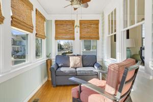 Changing Tide - Downtown location with large deck!的休息区