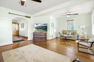 钦科蒂格Changing Tide - Downtown location with large deck!的带沙发和桌子的客厅