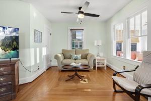 Changing Tide - Downtown location with large deck!的休息区