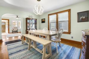 钦科蒂格Changing Tide - Downtown location with large deck!的有桌子和椅子的餐厅