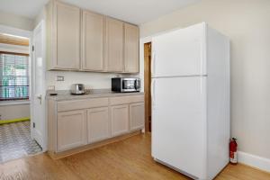 Changing Tide - Downtown location with large deck!的厨房或小厨房