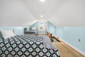 Changing Tide - Downtown location with large deck!客房内的一张或多张床位