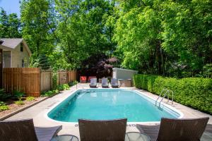 Πισίνα στο ή κοντά στο Forest Inn of Saugatuck