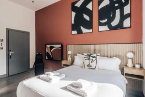a bedroom with a bed with towels on it at Studio 2 - Gorgeous studio in Earls Court in London +17 photos