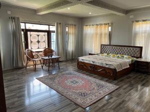 una camera da letto con un letto grande, un tavolo e delle sedie di Haven Retreat a Srinagar