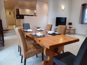 TV a/nebo společenská místnost v ubytování Traum Ferienwohnung mit 2 Schlafzimmern und Pool am Meer, Kroatien, Istrien, Liznjan bis 6 Personen, Urlaub an der Adria