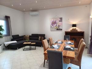 Posezení v ubytování Traum Ferienwohnung mit 2 Schlafzimmern und Pool am Meer, Kroatien, Istrien, Liznjan bis 6 Personen, Urlaub an der Adria