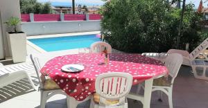 Bazén v ubytování Traum Ferienwohnung mit 2 Schlafzimmern und Pool am Meer, Kroatien, Istrien, Liznjan bis 6 Personen, Urlaub an der Adria nebo v jeho okolí