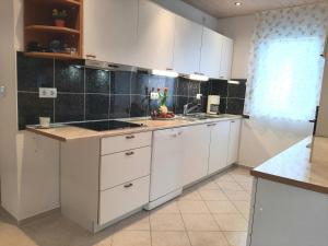 Kuchyň nebo kuchyňský kout v ubytování Traum Ferienwohnung mit 2 Schlafzimmern und Pool am Meer, Kroatien, Istrien, Liznjan bis 6 Personen, Urlaub an der Adria