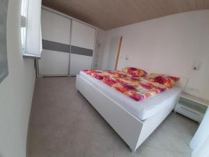 Postel nebo postele na pokoji v ubytování Traum Ferienwohnung mit 2 Schlafzimmern und Pool am Meer, Kroatien, Istrien, Liznjan bis 6 Personen, Urlaub an der Adria