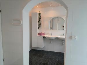 Koupelna v ubytování Traum Ferienwohnung mit 2 Schlafzimmern und Pool am Meer, Kroatien, Istrien, Liznjan bis 6 Personen, Urlaub an der Adria