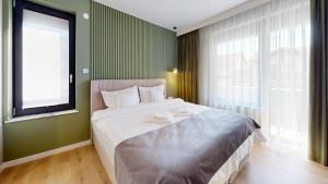 ein Schlafzimmer mit großem Bett und Fenster in der Unterkunft Quiet Luxury Home 2 - home & office in Zalău
