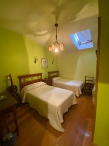 Postel nebo postele na pokoji v ubytování Hostal Monica
