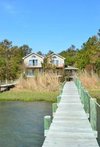 Photo de la galerie de l'établissement Channel Watch - Waterfront home with private Pier!, à Deep Hole