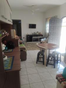 Μια τηλεόραση ή/και κέντρο ψυχαγωγίας στο Casa com piscina Mongaguá 2 quartos +89 φωτογραφίες