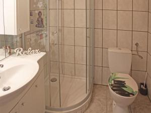 une salle de bains avec douche, toilettes et lavabo dans l'établissement Ferienhaus Nr 134, Kategorie Komfort, Feriendorf Hochbergle, Allgäu, à Lechbruck am See