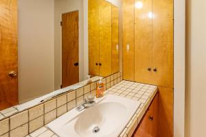 ein Badezimmer mit Waschbecken und Spiegel in der Unterkunft Moonraker in Sea Ranch + 10 Fotos