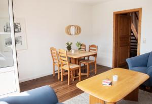 ein Esszimmer mit Tisch und Stühlen in der Unterkunft Bauernhof Höper-Rauert - Reihenhaus 1 in Neujellingsdorf