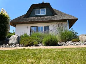 ein Haus mit einem Gameradach und Steinen in der Unterkunft Villa Sorgenfrei - a65549 in Zinnowitz