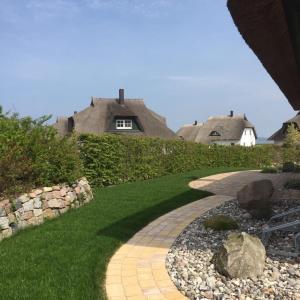 einen Gang vor einem Haus mit Strohdächern in der Unterkunft Villa Sorgenfrei - a65549 in Zinnowitz + 17 Fotos
