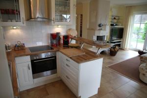 Küche/Küchenzeile in der Unterkunft Villa Sorgenfrei - a65549