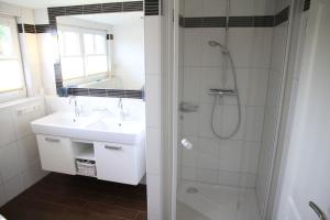 Ein Badezimmer in der Unterkunft Villa Sorgenfrei - a65549