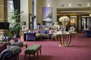 um lobby com sofás e uma mesa com flores em Cork International Hotel em Cork