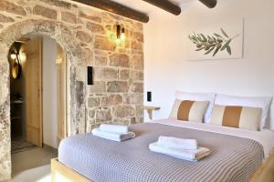 a bedroom with a bed with towels on it at Sitia Sandali elia apartment in Epáno Dhris