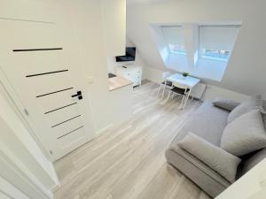 un salon avec un canapé et une table dans l'établissement Krásny byt - apartmán 7 v blízkosti centra, à Bratislava