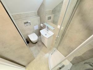 une vue aérienne d'une salle de bain avec douche dans l'établissement Krásny byt - apartmán 7 v blízkosti centra, à Bratislava