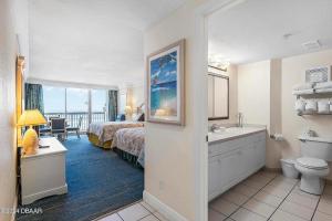 Ένα ή περισσότερα κρεβάτια σε δωμάτιο στο Amazing Ocean View Beachfront Entire Apartment Direct access to Beach