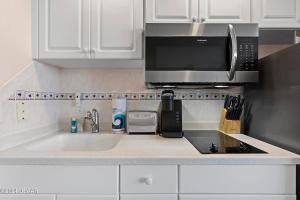 Η κουζίνα ή μικρή κουζίνα στο Amazing Ocean View Beachfront Entire Apartment Direct access to Beach