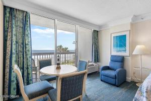 Χώρος καθιστικού στο Amazing Ocean View Beachfront Entire Apartment Direct access to Beach