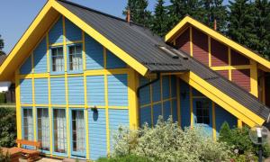 a house with yellow and blue paint on it at Ferienhaus Nr 1 Sporthotel Oberhof in Oberhof
