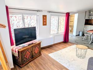コルマールにある"appartement au centre & parking" Logement Petite Veniseのリビングルーム(薄型テレビ、テーブル付)