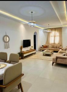 ein Wohnzimmer mit Sofa und Fernseher in der Unterkunft Dar Mami in Al Maqārisah + 23 Fotos