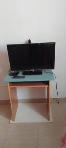 a table with a television on top of it at Teros in Caleta Olivia