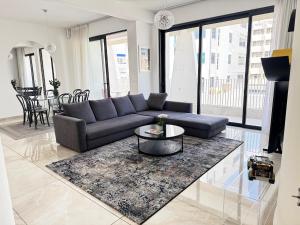 Ruang duduk di Wealthystays Premium Residence