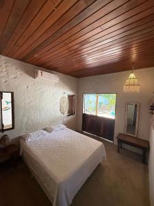 a bedroom with a bed and a wooden ceiling at Casa charmosa no centro de BG in Barra Grande +100 photos