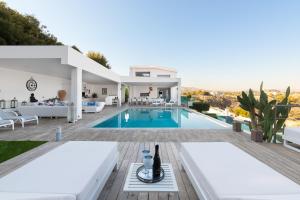 una villa con piscina e patio di Luxury Villa Oceania Lindos with Private Infinity Pool a Líndos