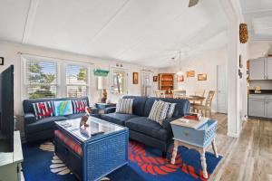 un soggiorno con un divano e un tavolo di Counting Corks - Waterfront, Pet friendly, private dock! a Eastville