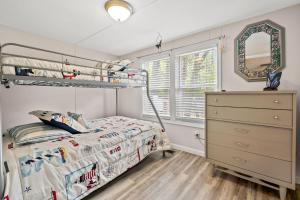 una camera con letto a castello e cassettiera di Counting Corks - Waterfront, Pet friendly, private dock! a Eastville Altre 57 foto